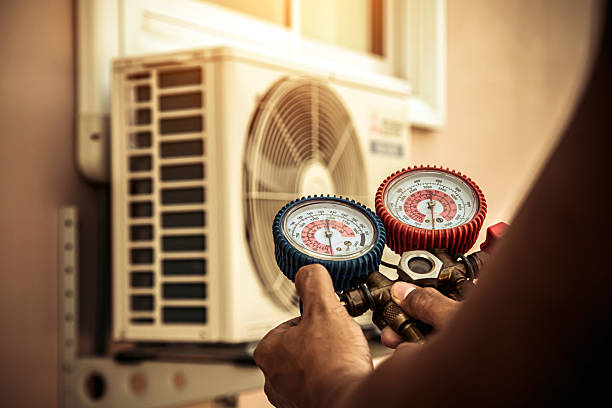 Professional Hvac technician working in Columbiana, OH